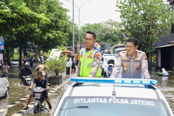 Kapolda Jateng Tinjau Lokasi Banjir di Semarang Pastikan Layanan Kepolisian Optimal