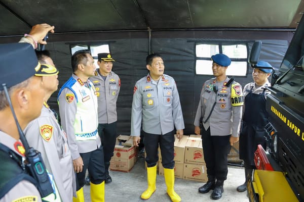 Tinjau Banjir Genuk Semarang, Kapolda Jateng Siapkan Towing dan Pastikan Logistik Warga Terpenuhi