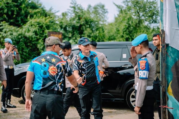 Panasnya Lapangan, Hangatnya Kebersamaan: Momen Lomba Menembak HUT Brimob di Polda Sumbar
