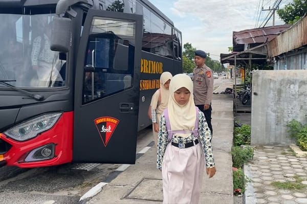 Brimob Kalteng Antar Senyum ke Sekolah, Lewat Program Bus Sekolah Gratis