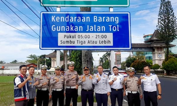 Rambu Dipasang, Truk Sumbu Tiga di Jalur Pantura Pemalang-Batang Wajib Masuk Tol