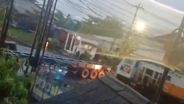 Detik-Detik KA Harina Hantam Truk Trailer di Kaligawe, Begini Faktanya