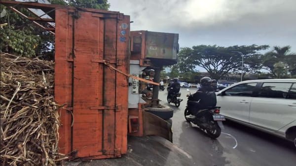 Truk Muatan 20 Ton Tebu Terguling, Lalu Lintas Kota Malang Sempat Macet