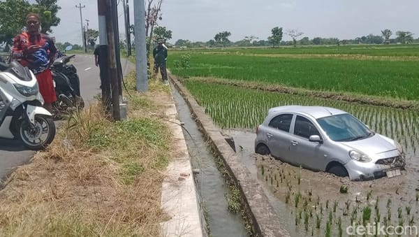 Diduga Ngantuk, Sopir Nissan March 'Terbang' ke Sawah di Juwiring Klaten