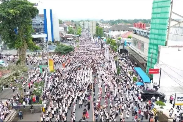 Polres Magelang Kota Meriahkan Harmoni Pesona Batik Lewat Flashmob Tari Kolosal
