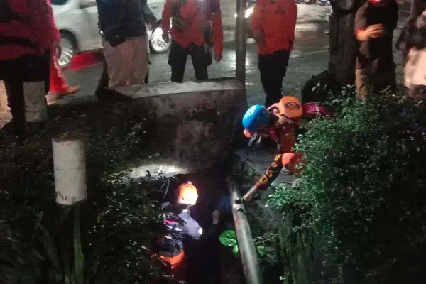 Pencarian 2,5 Jam, Perempuan Hanyut di Selokan Malang Ditemukan Tewas