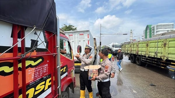 Banjir Rendam Jalan Kaligawe, Polrestabes Semarang Lakukan Rekayasa Lalu Lintas