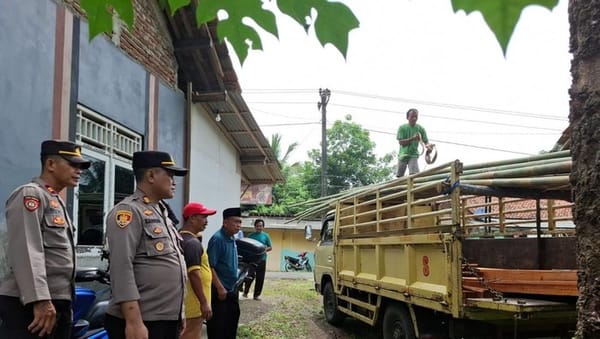 Polisi Peduli, Polresta Banyumas Perbaiki Atap Rumah Warga Sawangan