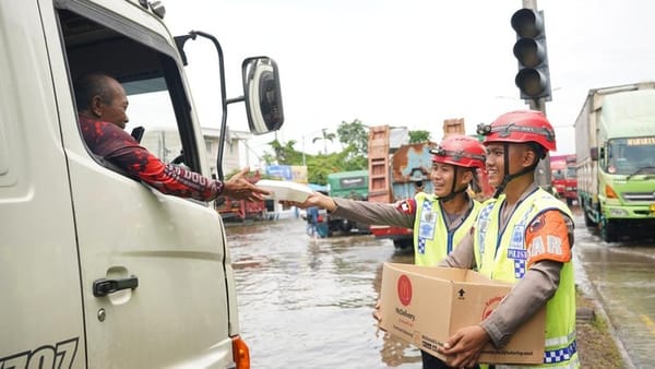 Polda Jateng Dirikan Posko Darurat di Genuk dan Bagikan Ribuan Porsi Makanan