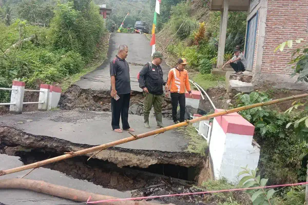 Jembatan Tayem Timur Ambruk, Jalur Penghubung Ciampel–Banyumas Lumpuh Total