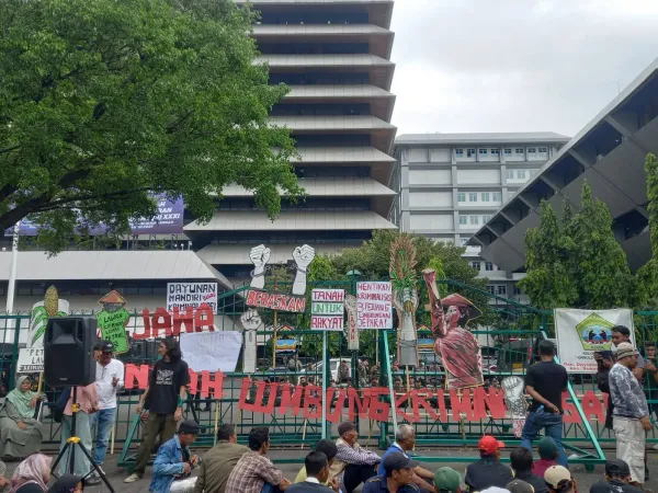 Sembilan Petani Terancam Pidana, Warga Datangi Polda Jateng