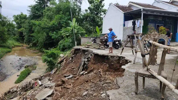 Longsor Tanggul Metaraman Pati, Mobil Warga Nyaris Jatuh ke Sungai