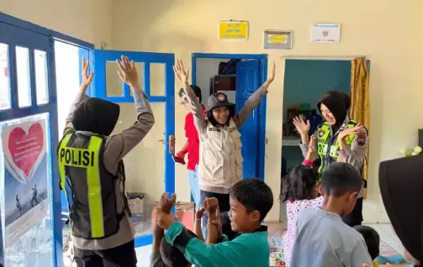 Trauma Healing, Polisi Ciptakan Suasana Ceria bagi Korban Longsor