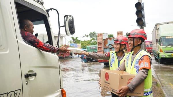 Brimob Polda Jateng Buka Posko Darurat di Genuk untuk Salurkan Ribuan Porsi Makanan