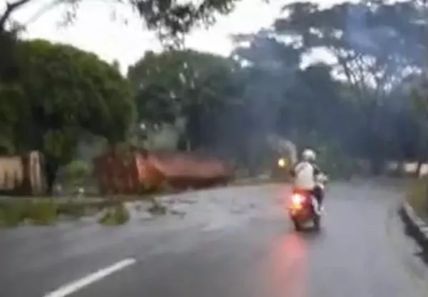 Diduga Rem Blong, Truk Trailer Terguling di Jalur Lingkar Selatan Salatiga, Sopir Tewas di Tempat