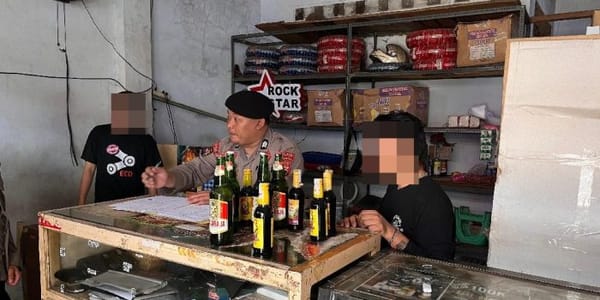 Dua Warung di Karangdadap dan Kedungwuni Dirazia, Polisi Sita 23 Botol Miras Ilegal
