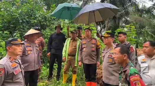 Kapolres hingga Forkopimda Dampingi Wakapolda Sumbar Cek Dampak Banjir di Padang Pariaman