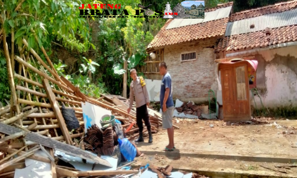 Rumah Warga Ambruk, Polsek Wangon Sigap Lakukan Evakuasi dan Bantuan