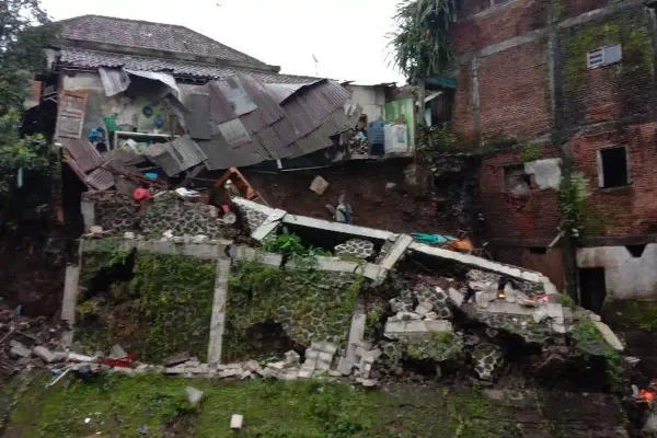 Hujan Deras, Rumah di Jalan Tapak Siring Kota Malang Ambrol ke Sungai Brantas