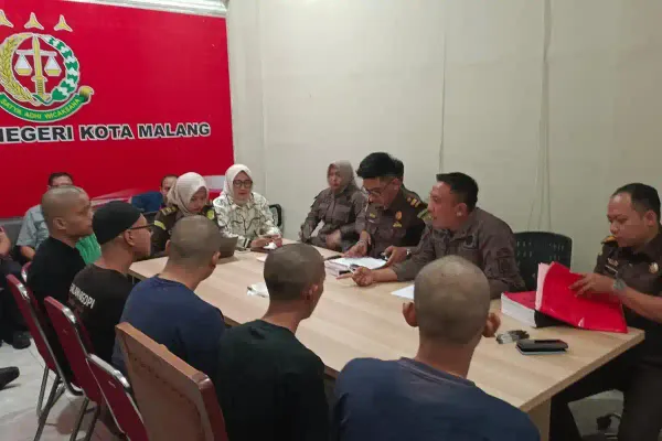 Kooperatif dan Akui Menyesal, 12 Tersangka Perusakan Polresta Malang Kota Jalani Proses Hukum di Kejaksaan