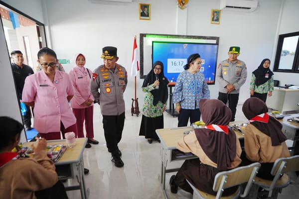 Tinjau SMP Kemala Bhayangkari Karanganyar, Kapolri Tegaskan Dukungan Visi Presiden Prabowo