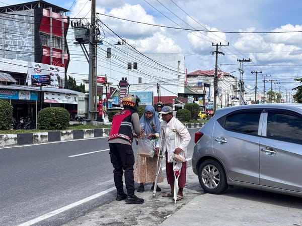 Wujudkan Kepedulian Sesama, Personel Polwan Ditsamapta Polda Kalteng Bagikan Makan Gratis Kepada Masyarakat Sembari Berpatroli