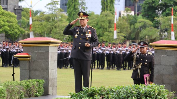 Kapolda Kalteng Beri Penghargaan untuk 7 Personel dan 3 Satker Berprestasi di Hari Pahlawan