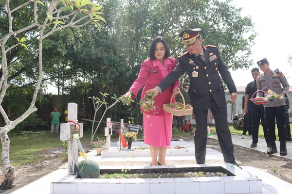 Peringatan Hari Pahlawan, Polda Kalteng Lakukan Ziarah dan Tabur Bunga di TMP Sanaman Lampang