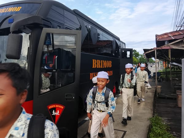 Program Bus Sekolah Brimob Kalteng Ringankan Beban Orang Tua, Wujud Nyata Kepedulian untuk Pendidikan
