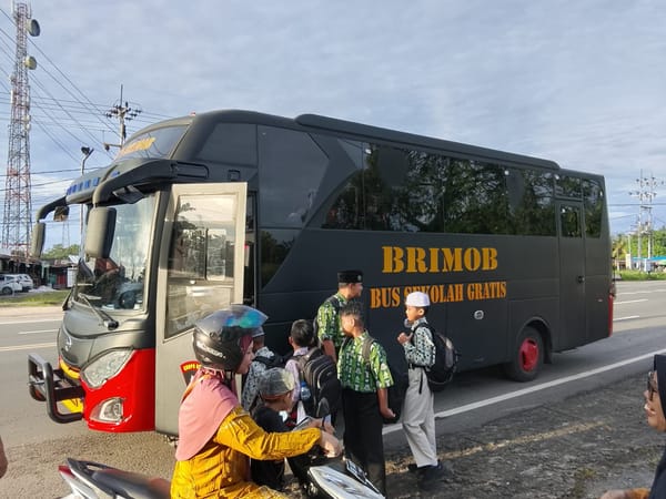 Brimob Kalteng Hadirkan Bus Sekolah Gratis, Dukung Akses Pendidikan Anak di Daerah
