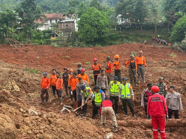 Polri Kerahkan 155 Personel dan 4 Anjing Pelacak Perkuat Operasi SAR Longsor Cibeunying