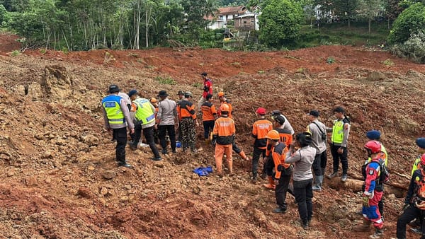 Longsor Cibeunying, 21 Warga Tertimbun, Polri Turunkan 155 Personel dan 4 Anjing Pelacak
