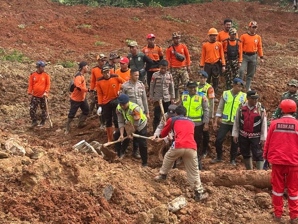 Polri Kerahkan 155 Personel dan 4 Anjing Pelacak Perkuat Operasi SAR Longsor Cibeunying
