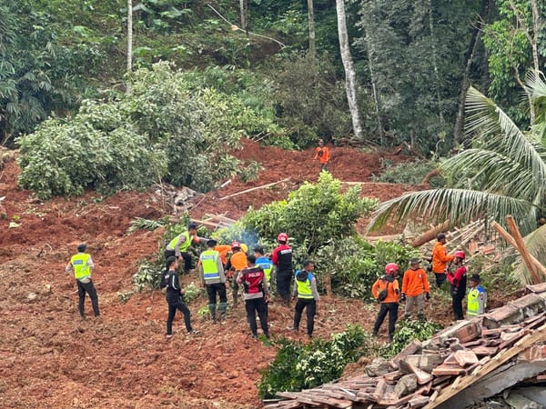 Polri Turun Tangan, 155 Personel dan 4 Anjing Pelacak Tangani Longsor Cibeunying