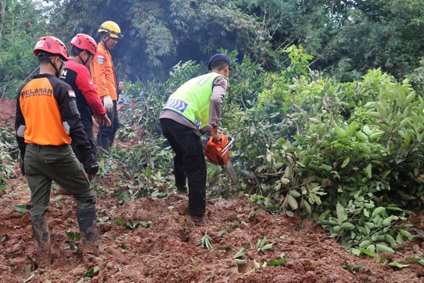 Operasi SAR Longsor Cibeunying Diperkuat, Polri Kerahkan 155 Personel dan Anjing Pelacak