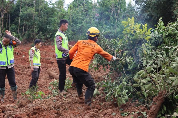 Tim SAR Polri Bergerak Cepat, 155 Personel dan 4 Anjing Pelacak Cari Korban Longsor