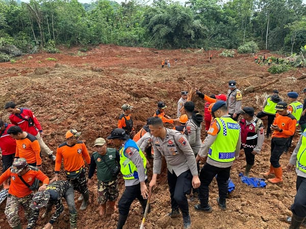 Brimob Polda Jateng dan Polresta Cilacap All Out Tangani Longsor Cibeunying, 20 Warga Masih Dicari