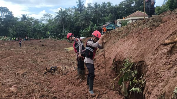 Tim Polri Libatkan Anjing Pelacak dalam Operasi Pencarian Korban Longsor Cilacap