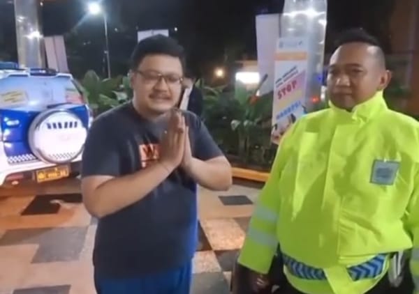 Aksi Sigap Dua Patwal Malang Kota Buka Jalan untuk Pasien Darurat di Tengah Genangan Air