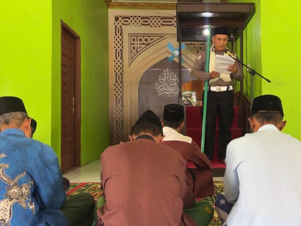 Di Tengah Ops Zebra Telabang 2025, Satlantas Polres Kotim Jadi Khotib Sholat Jumat dan Beri Himbauan Kamseltibcar Lantas