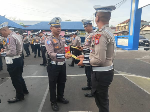 Dukung  Kegiatan Personil di lapangan saat Ops Zebra Telabang, Kasat Lantas Bagikan Vitamin
