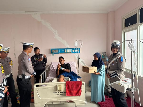 Dalam Rangka Ops Zebra Telabang, Kasat Lantas dan Anggota Jenguk Korban Kecelakaan