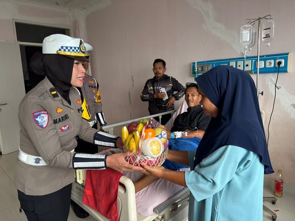 Polantas Sapa Masyarakat di Ops Zebra Telabang, Kasat Lantas Besuk Korban Laka