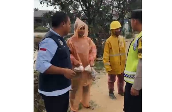Polres Tapsel Bergerak di Lokasi Banjir, SPPG Dibagikan untuk Pengungsi