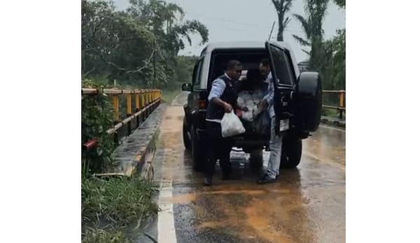 Polres Tapsel Sigap Salurkan SPPG untuk Pengungsi Banjir