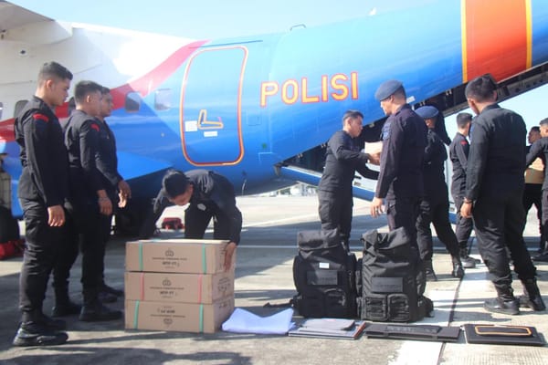 Bantuan 2,5 Ton dari Mabes Polri Mendarat di Bandara SIM untuk Korban Bencana Aceh