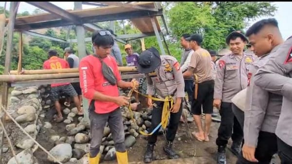 Polri Tindak Cepat Arahan Presiden Prabowo, Satbrimobda Sulsel Bangun Jembatan Gantung di Soppeng