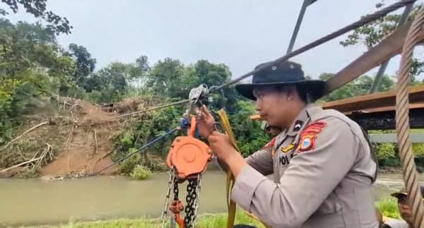 Respons Cepat Polri atas Pidato Presiden Prabowo, Satbrimob Sulsel Dirikan Jembatan Gantung di Soppeng