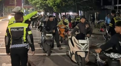 Ratusan Pelaku Balap Liar Dipaksa Dorong Motor dan Ditilang Satlantas Polresta Malang