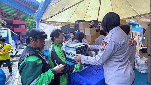 Ribuan Helm Dibagikan Polresta Malang Kota kepada Driver Ojol